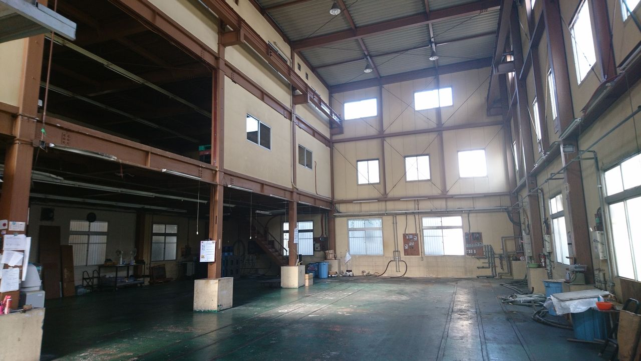 天井の高過ぎる倉庫